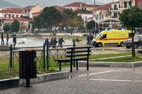 Νεκρός λιμενικός στο Άστρος - Χτυπήθηκε από κύμα και έπεσε στη θάλασσα